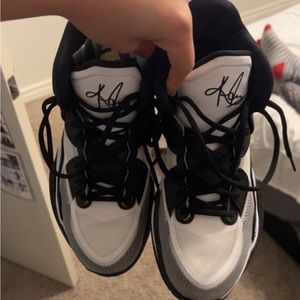 Kyrie Infinity TB’s/ Size 10.5 W M9